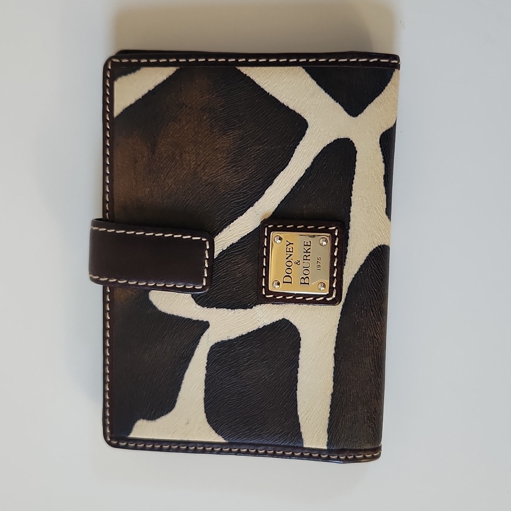 Dooney & Bourke🦒Giraffe Print Leather Snap Wallet